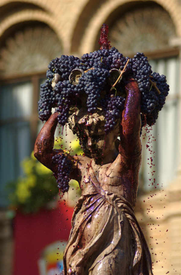 Baco llevando uvas en Cariñena