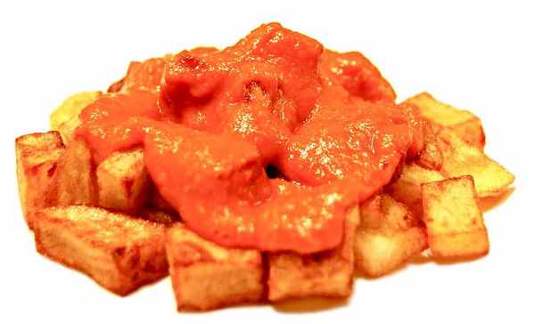 Patatas fritas con salsa brava