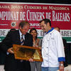 Óscar Cabrera, chef del restaurante Es Molí des Comte (Palma), recibiendo el premio
