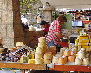 Mercado con puesto de quesos