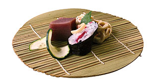 mantel de bambú con sashimi y sushi