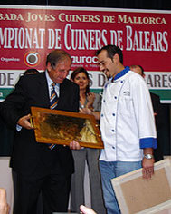 Óscar Cabrera, chef del restaurante Es Molí des Comte (Palma), recibiendo el premio