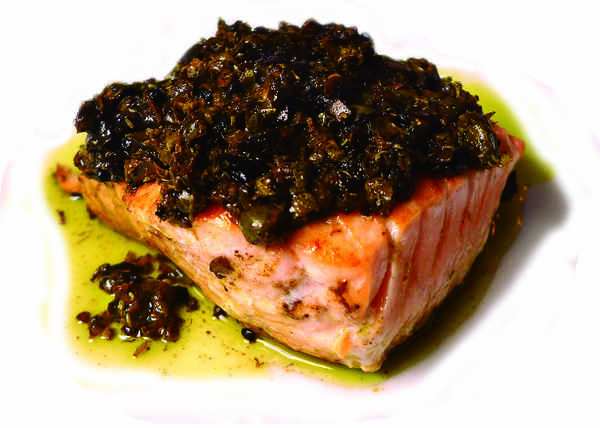 Salmón en salsa de ajos negros y alcaparras