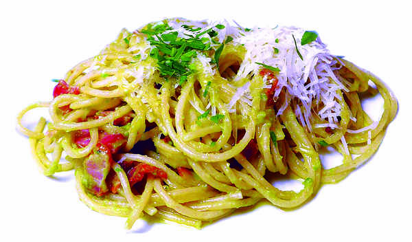 Spaghetti con salsa de aguacate y bacon