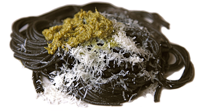 Espaguetis negros con pesto