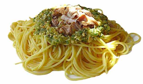 Spaghetti con pollo y pesto