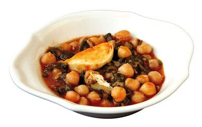 Garbanzos con bacalao y espinacas