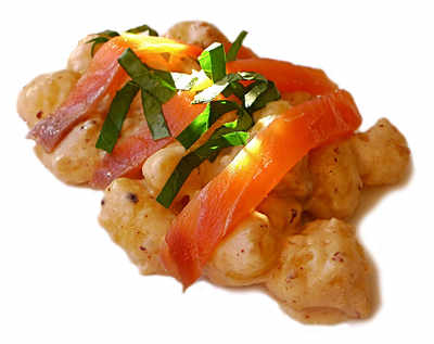 Gnocchi con avellanas y salmón ahumado