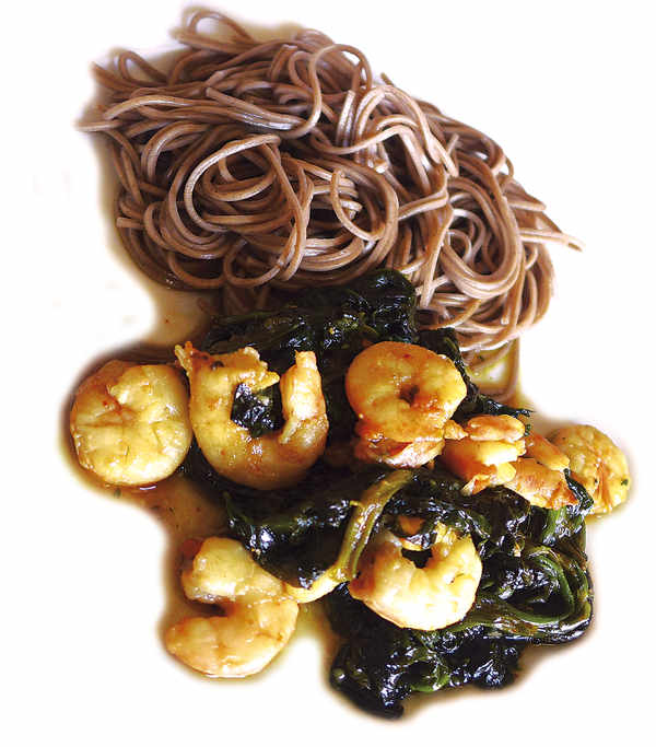 Gambas con espinacas y fideos soba