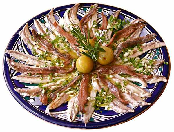 Aperitivo típico de boquerones con anchoas