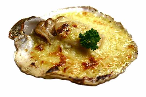 Gratén de ostras con trufas sobre lecho de puerros confitados