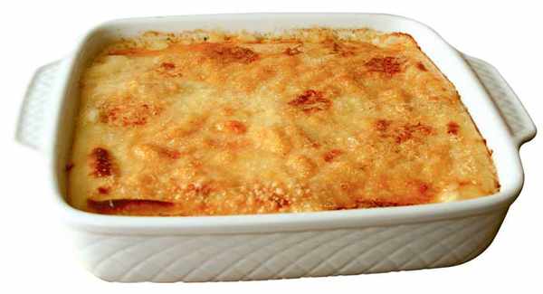 Canelones cubiertos de bechamel