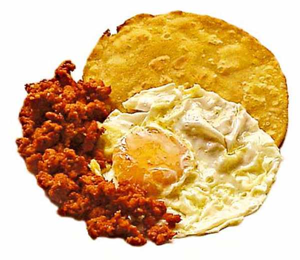 Tortos de maíz con huevos y picadillo