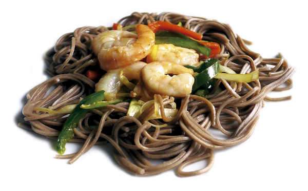 Chow mein de gambas y soba