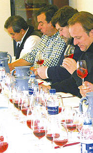 Cata de vinos Pepe Iglesias realizando una cata con otros profesionales