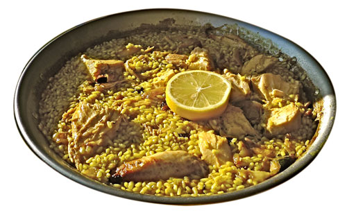 Paella de arroz con pollo