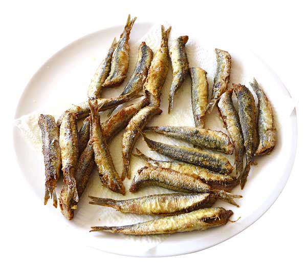 Fuente de bocartes recién fritos