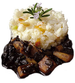 Arroz blanco con calamares en tinta