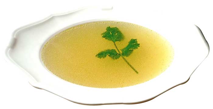 Caldo claro de gallina y verduras