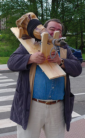 Pepe Iglesias cargando con un jamonero