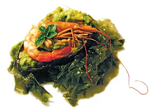 Aguacate con langostinos sobre lecho de algas