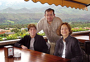 Pepe Iglesias y dos acompañantes