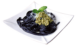 Spaghetti nero al pesto