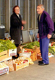 Puesto de verduras en el mercado de Pola de Siero